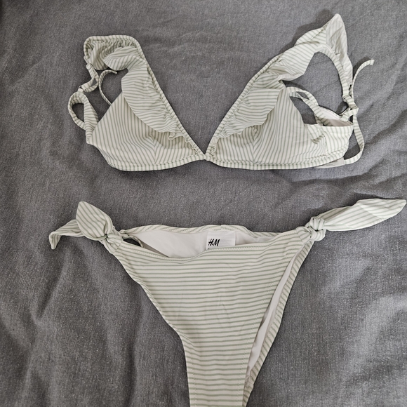 Striped Ruffle Trim Bikini SET - Picture 6 of 7